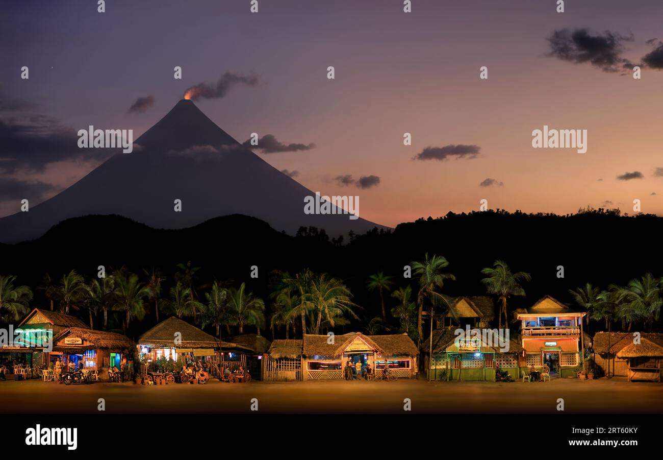 Bars et restaurants au pied du volcan Mayon (lueur de cratère), Legazpi, Albay, Philippines Banque D'Images