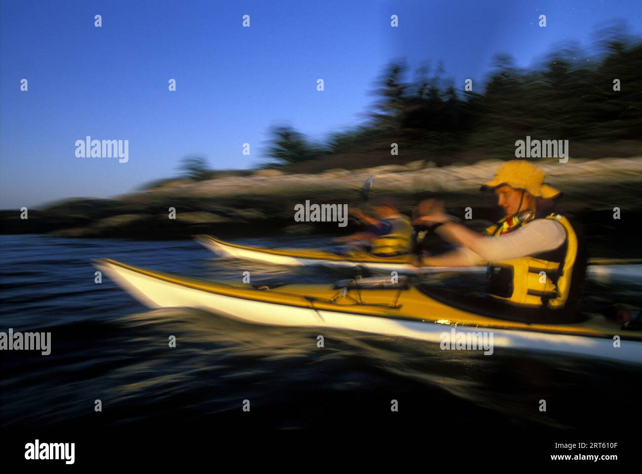 Deux femmes en kayak de mer, Muscongus Bay, Maine. Banque D'Images