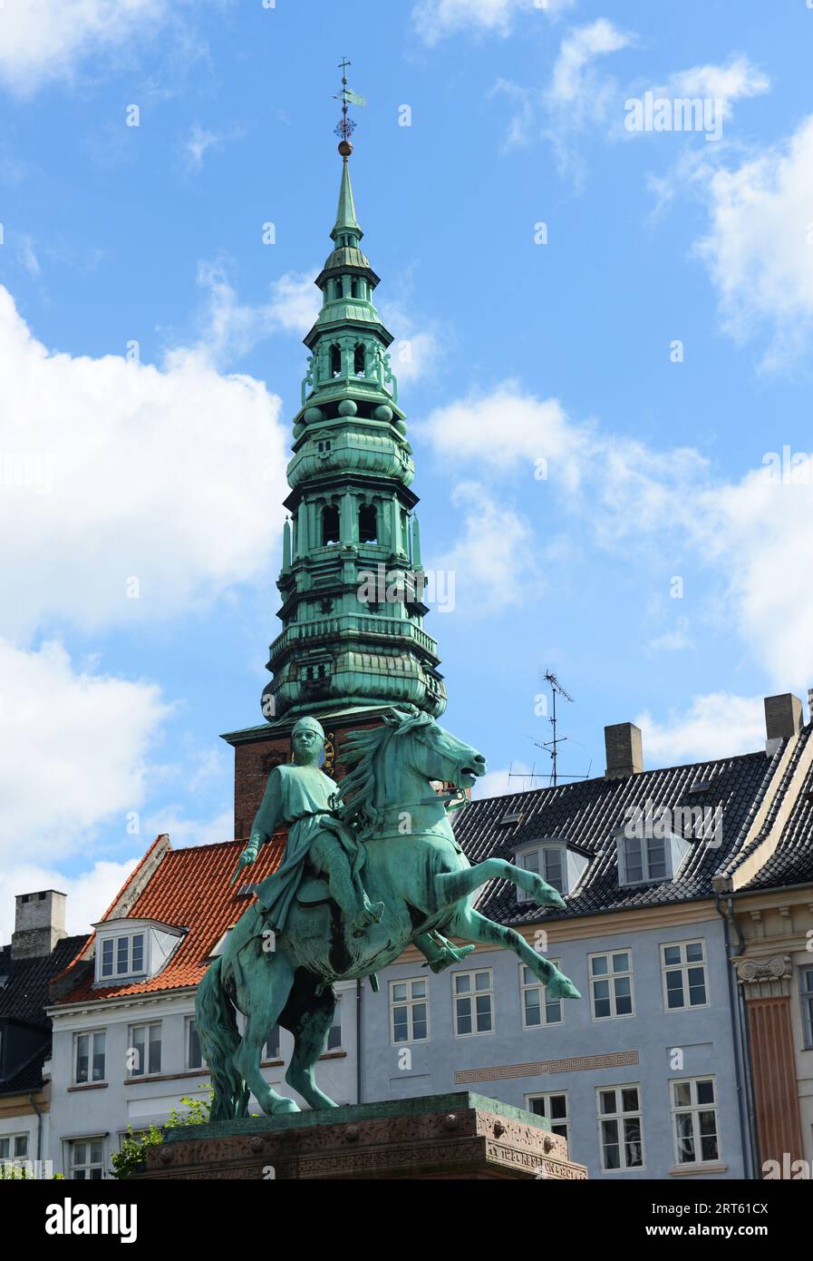 La statue équestre de l'évêque Absalon sur Højbro Plads, Copenhague, Danemark. Banque D'Images