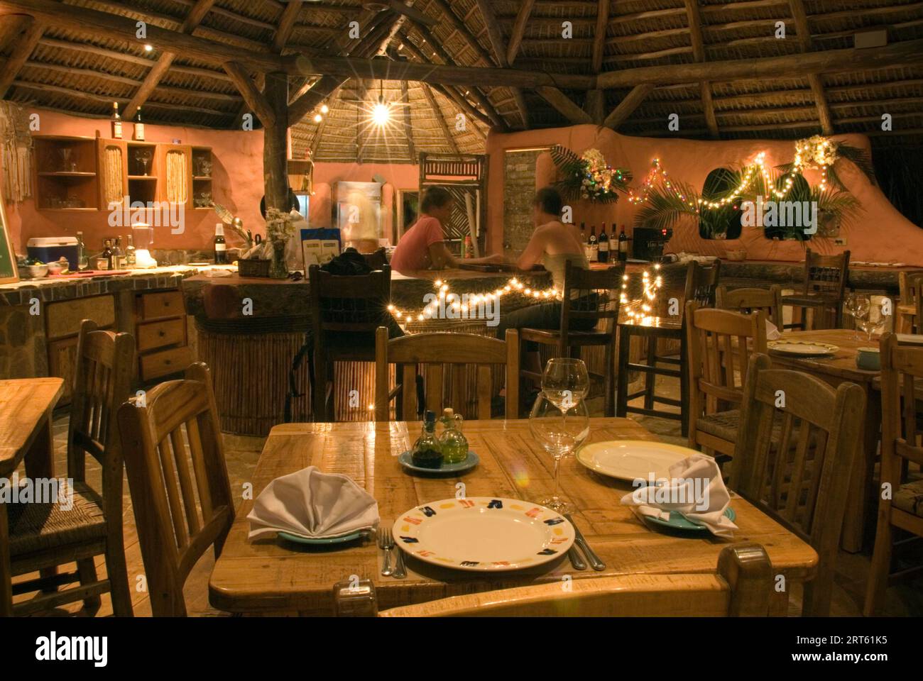 Restaurant au toit de chaume avec lueur chaude la nuit, République dominicaine. Banque D'Images