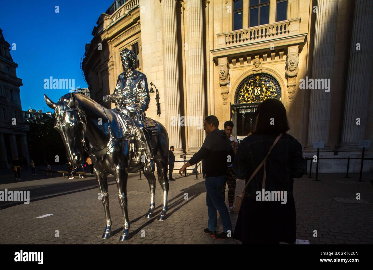 FRANCE. PARIS (75) 1ST ARRONDISSEMENT. BOURSE COMMERCIALE-FONDATION PINAULT. SCULPTURE DE L'ARTISTE AMÉRICAIN CHARLES RAY, INTITULÉ CHEVAL ET CAVALIER, DEVANT LE Banque D'Images