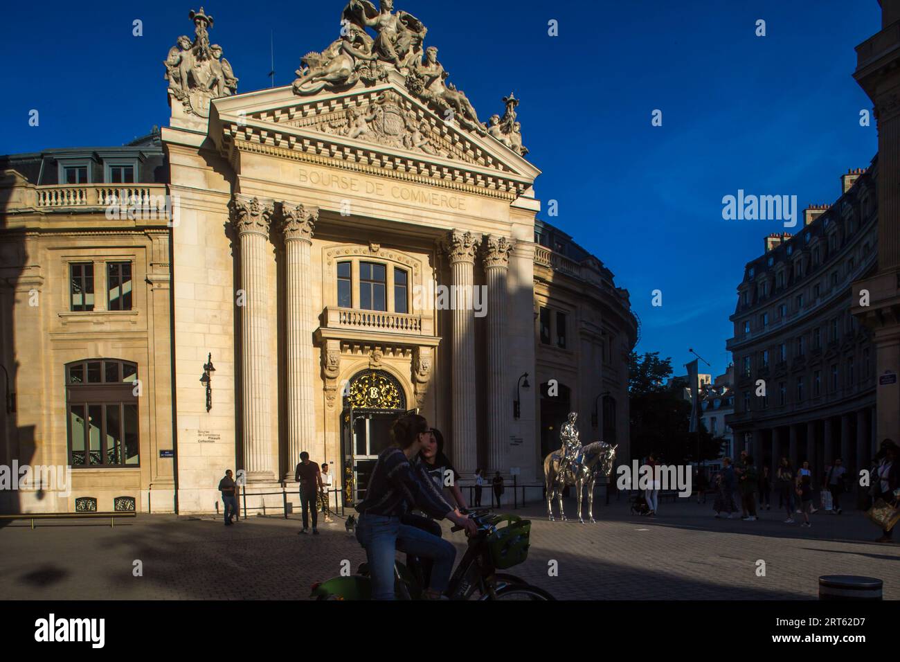 FRANCE. PARIS (75) 1ST ARRONDISSEMENT. BOURSE COMMERCIALE-FONDATION PINAULT. SCULPTURE DE L'ARTISTE AMÉRICAIN CHARLES RAY, INTITULÉ CHEVAL ET CAVALIER, DEVANT LE Banque D'Images