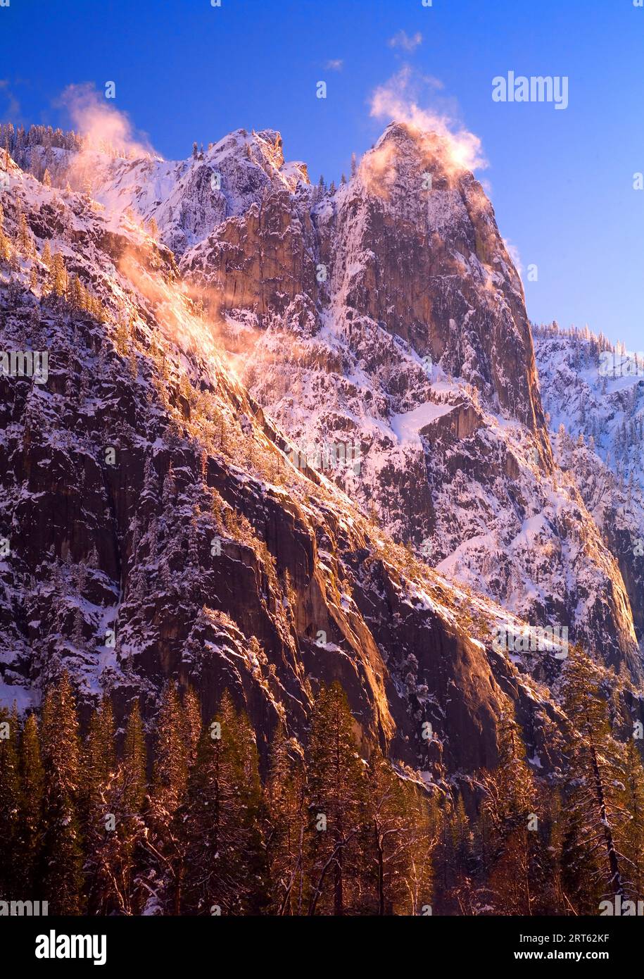 Sentinel Rock, dans le parc national de Yosemite, en Californie, surplombe la vallée de Yosemite le long du côté opposé de la vallée par rapport aux chutes de Yosemite à l'hiver 2010. Banque D'Images