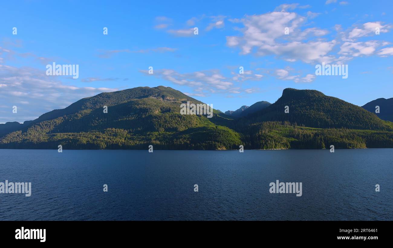 Croisière en Alaska, bateau de croisière naviguant à travers des paysages pittoresques, des montagnes et des lacs. Banque D'Images