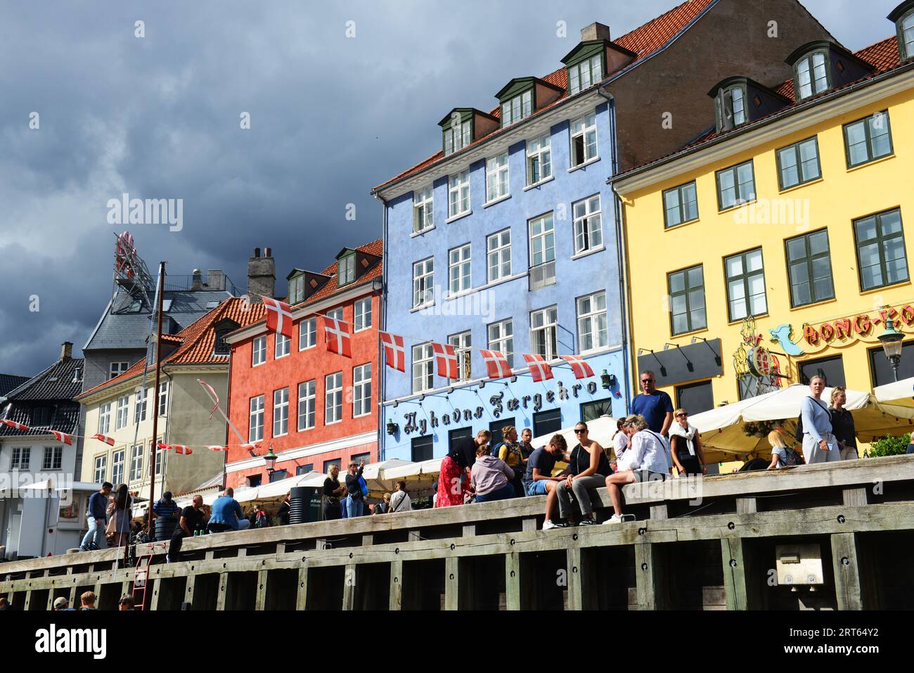 Façades colorées et vieux navires le long du canal Nyhavn à Copenhague, Danemark. Banque D'Images