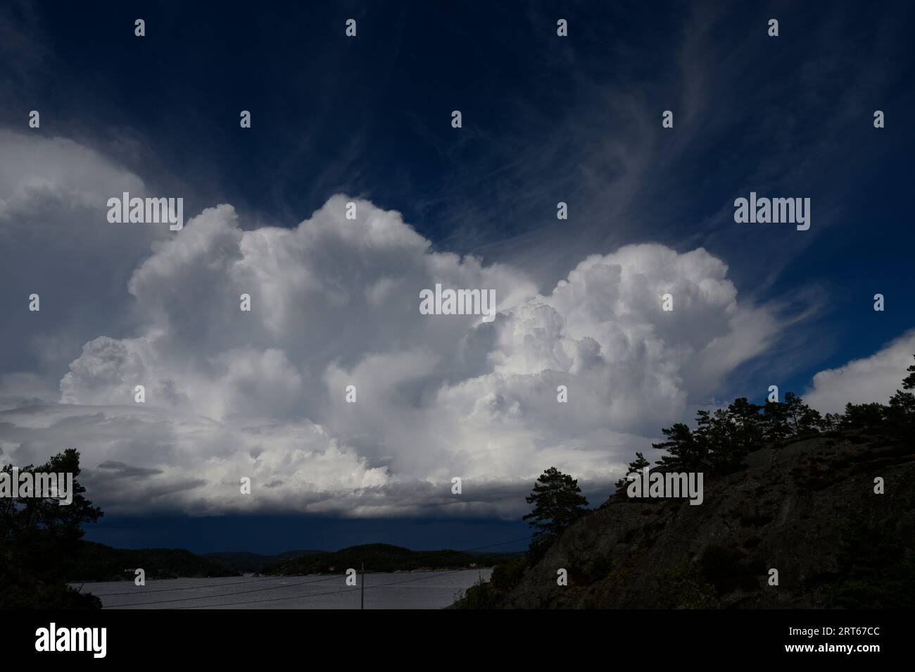 Des nuages de tempête spectaculaires s'accumulent au-dessus du rivage et se déplacent vers les îles de l'archipel de Kragero un jour d'été en août. Telemark, Norvège. Banque D'Images