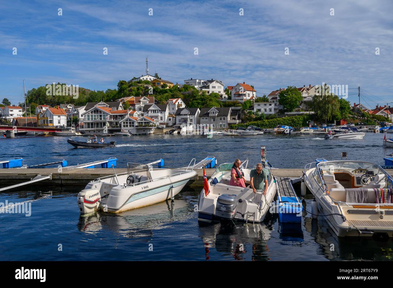 Amarré des bateaux de plaisance dans le port de la charmante et bien entretenue ville balnéaire de Kragero sur la côte sud. Telemark, Norvège. Banque D'Images