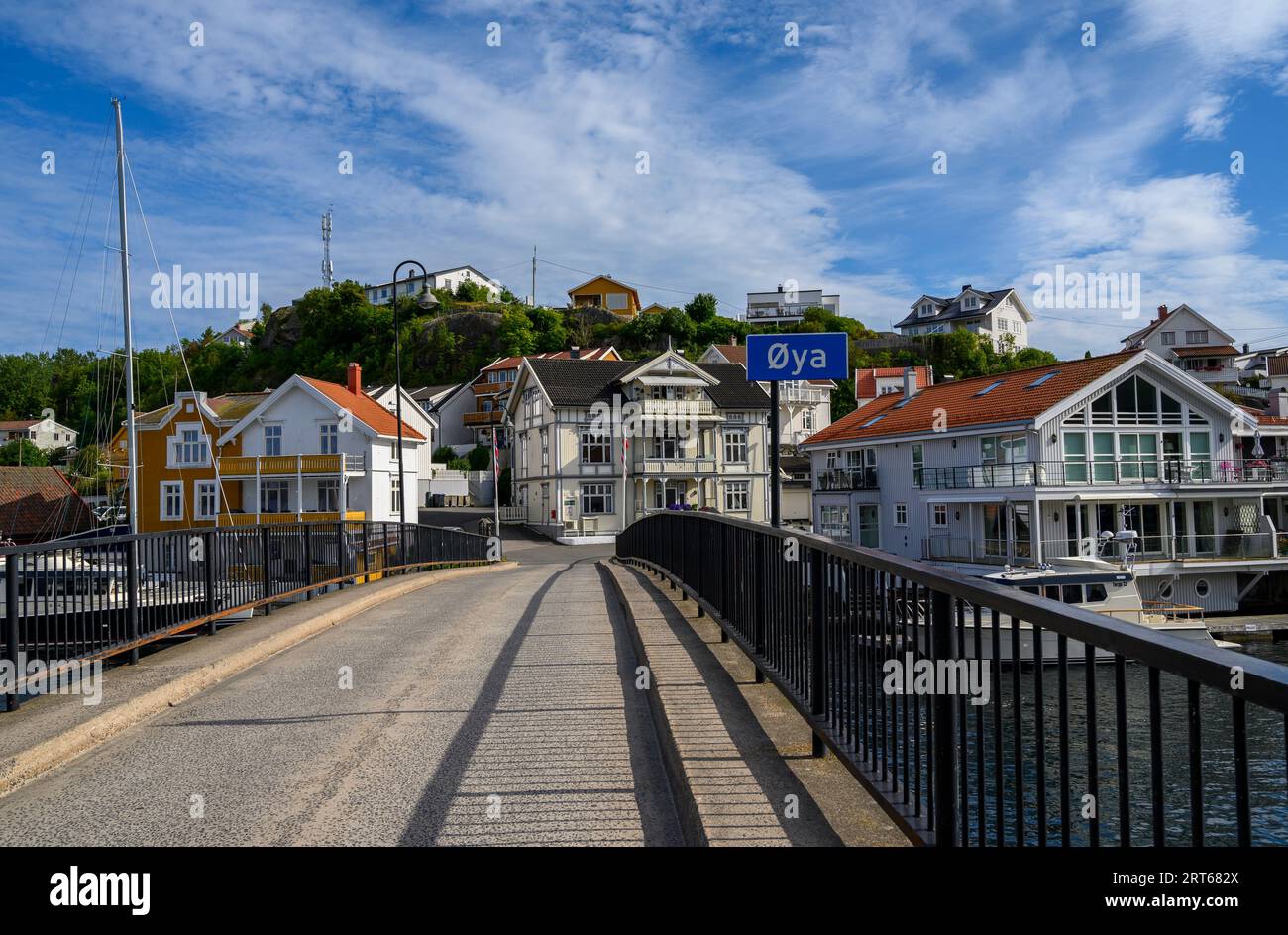 Pont à travers 'Øya' ('l'île') une partie de la charmante et bien entretenue ville balnéaire de Kragero sur la côte sud. Telemark, Norvège. Banque D'Images