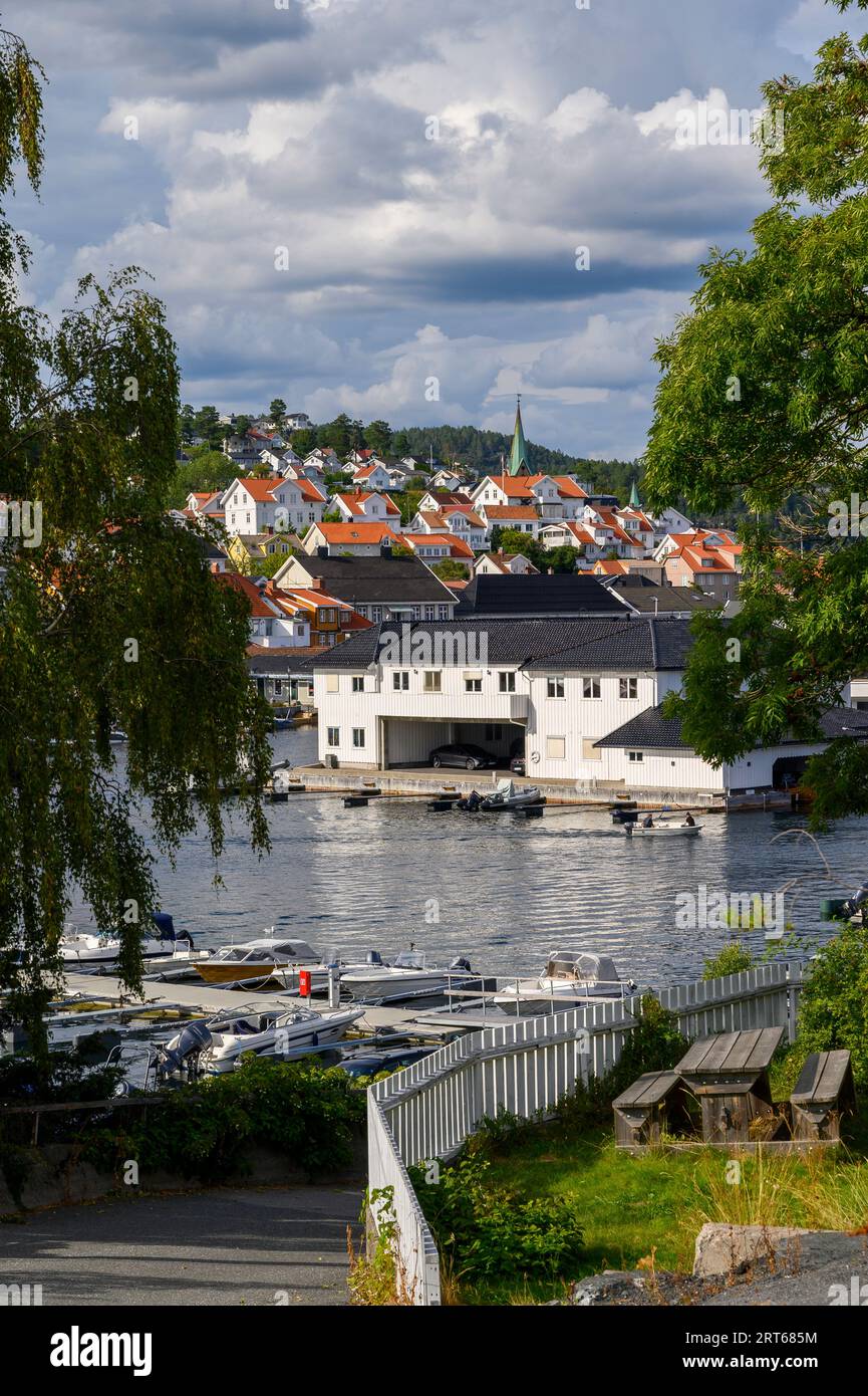 Port de plaisance et maisons en bois dans la charmante et bien entretenue ville balnéaire de Kragero sur la côte sud. Telemark, Norvège Banque D'Images