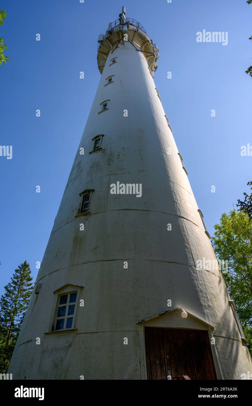 Le phare actif (construit en 1939) se trouve dans une clairière forestière sur la longue et étroite île de Jomfruland, Telemark, Norvège. Banque D'Images