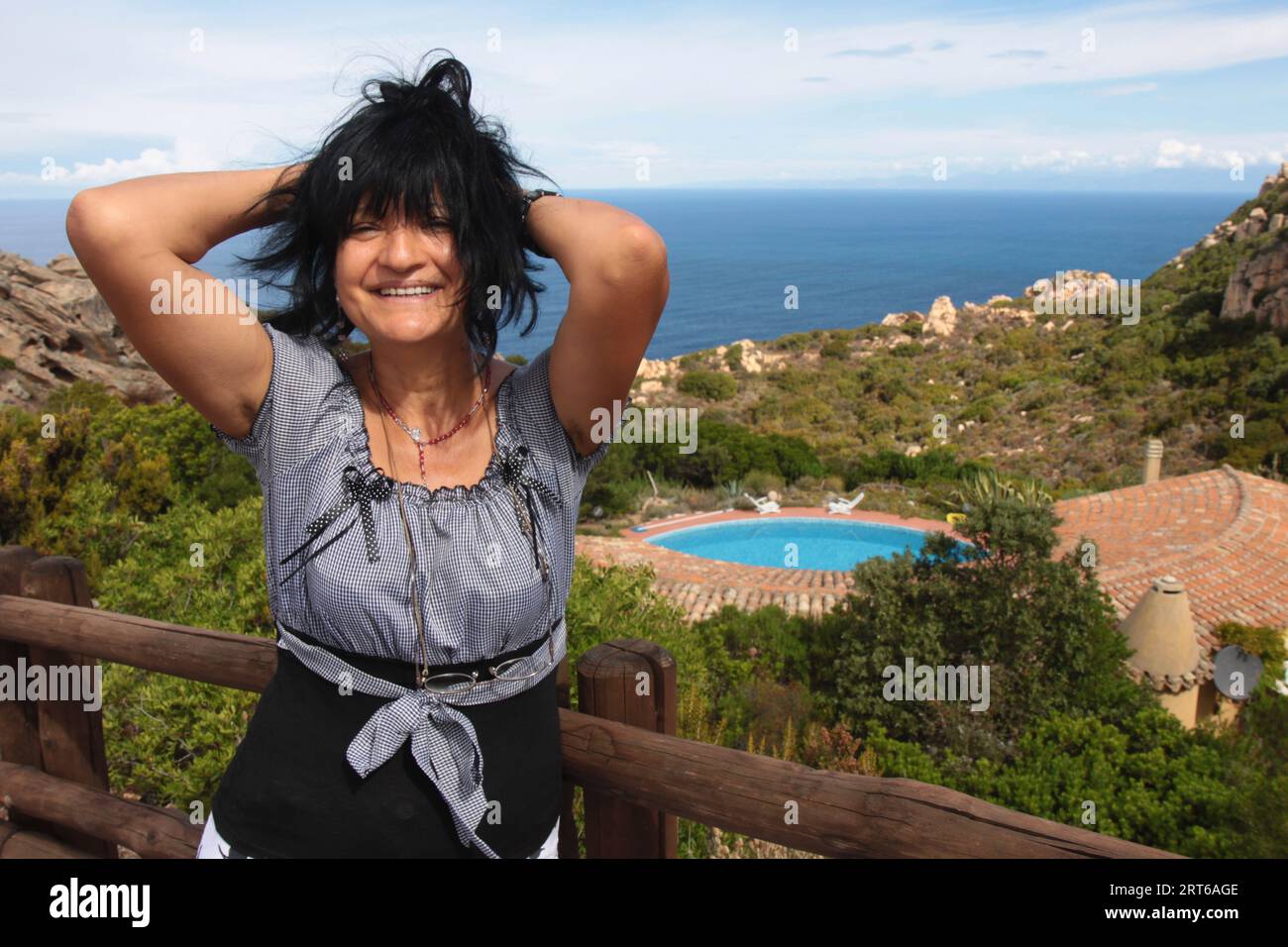 Vieille femme marche sur la falaise Pantelleria Italie Banque D'Images