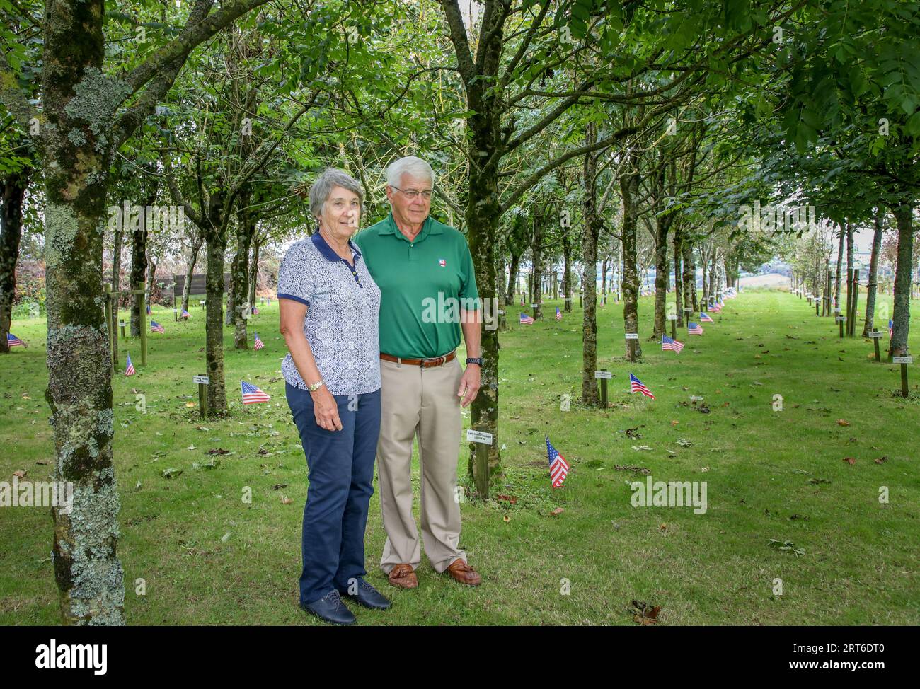 Ringfinnan, Kinsale, Cork, Irlande. 11 septembre 2023. Mike et Mary Alice Jerome de Sunset Beach North Carolina s'arrêtent un moment pour se souvenir de ceux qui sont morts dans les attaques du 9/11 septembre au jardin du souvenir, Ringfinnan, Kinsale, Cork, Irlande. - Crédit : David Creedon / Alamy Live News Banque D'Images