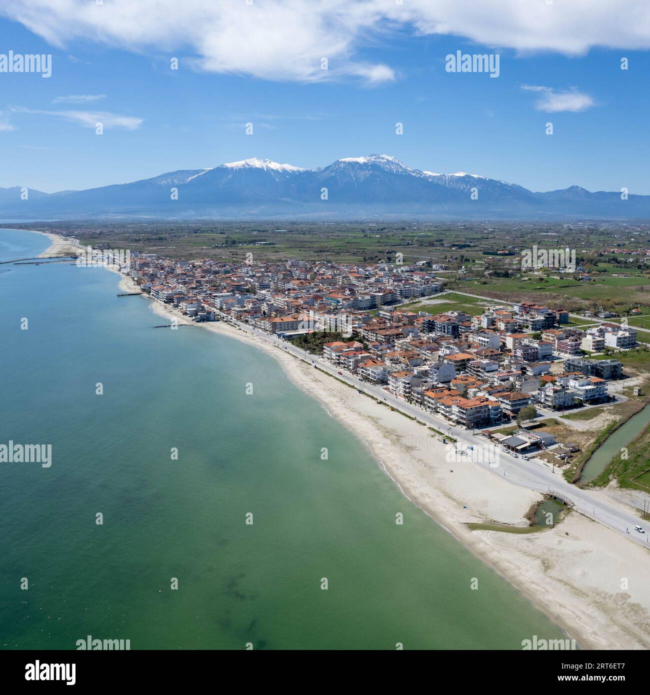 Drohnephoto de la côte grecque, Paralia Katerini, Mont Olmypus en arrière-plan Banque D'Images