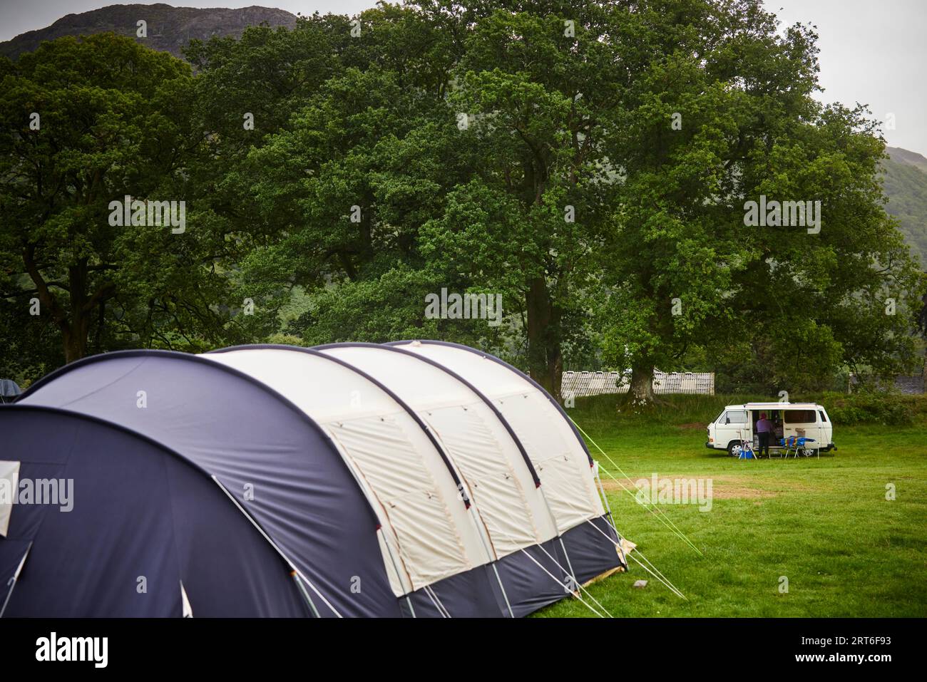 Camping dans un champ à Borrowdale à Longthwaite, Keswick Lake District Banque D'Images