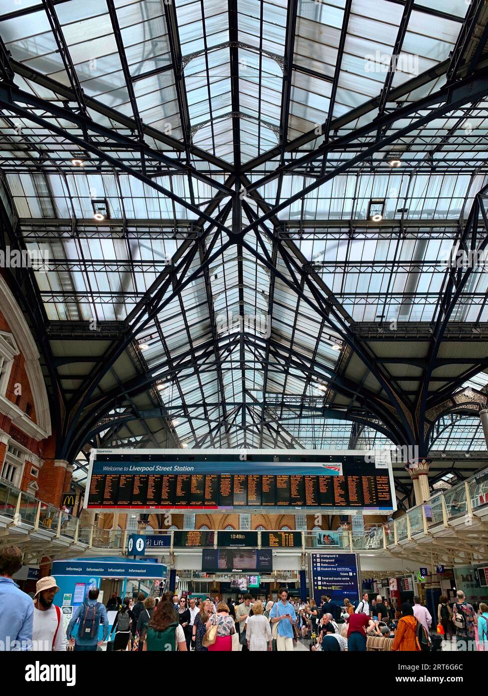 Un hall principal occupé à la gare de Liverpool Street à Londres pendant un été d'action syndicale par les syndicats en 2022. Banque D'Images