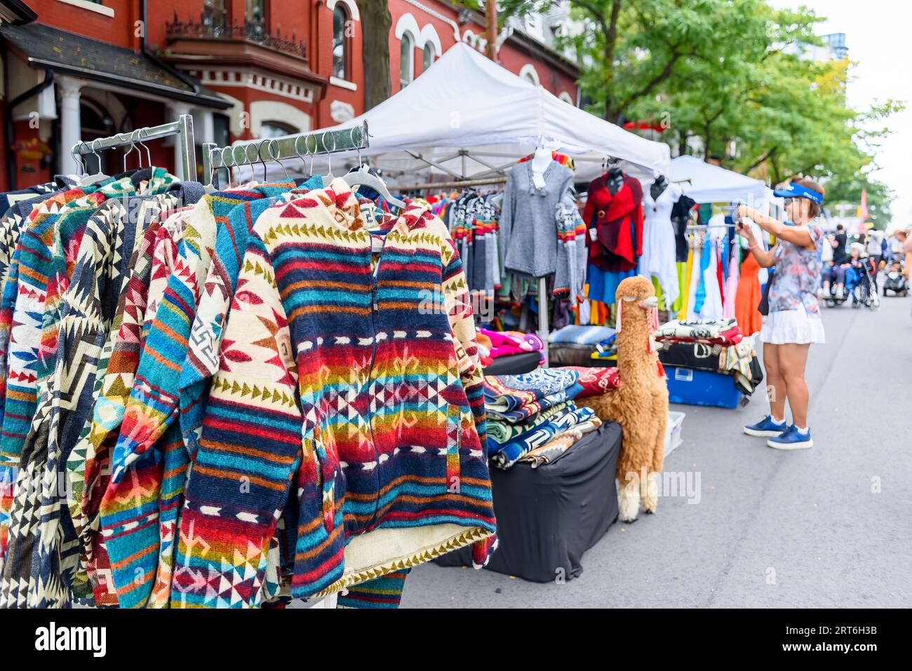 Toronto, Canada, kiosque vendant des vêtements traditionnels péruviens au festival Cabbage Town Banque D'Images