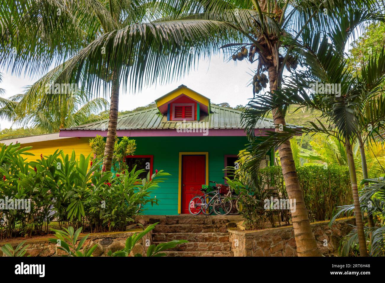 Vélos devant une maison créole colorée sur l'île de la Digue, Seychelles Banque D'Images