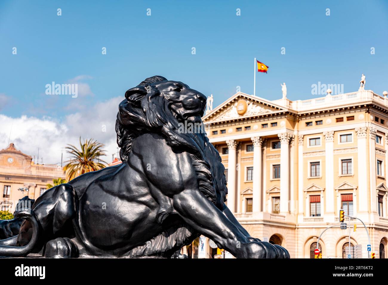 Placa Portal de la Pau est une place animée à l'extrémité inférieure de la Rambla, Barcelone, Catalogne, Espagne. Banque D'Images