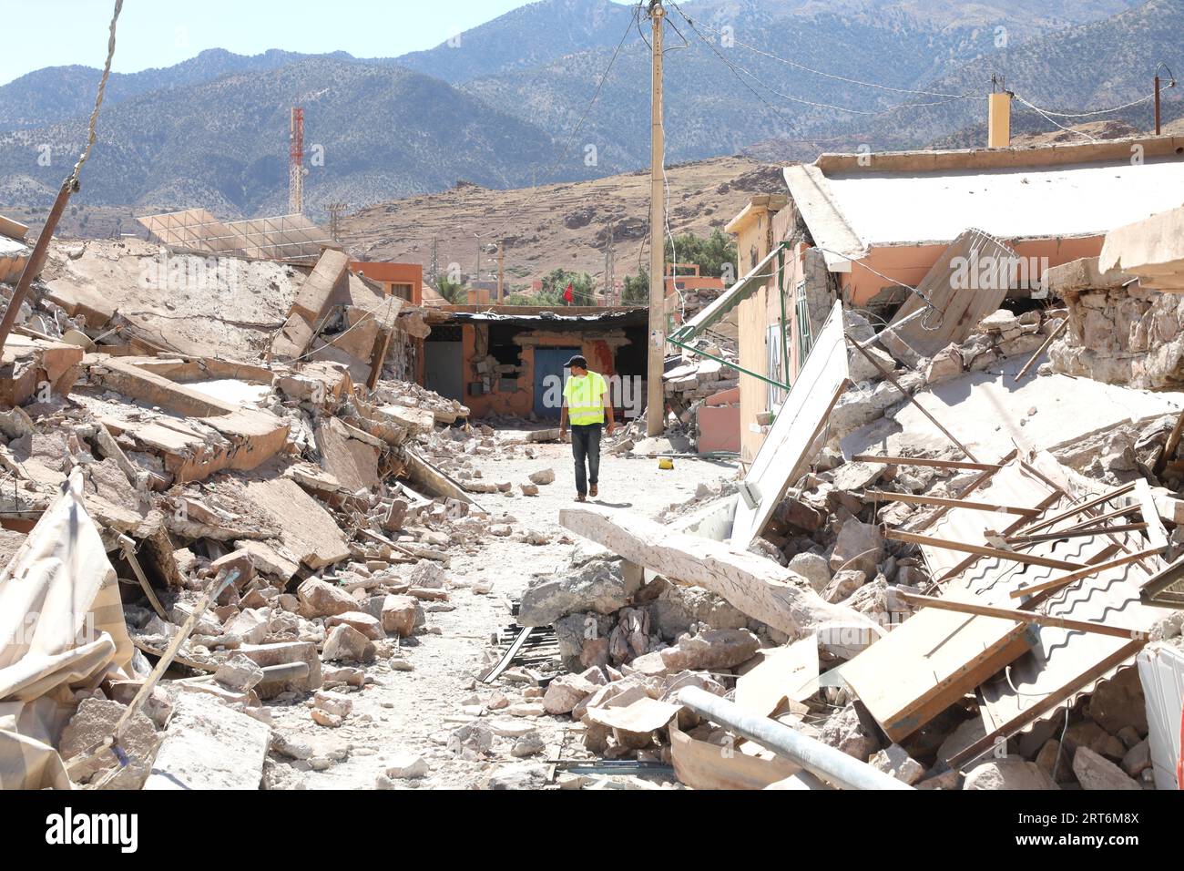 Al Haouz, Maroc. 11 septembre 2023. Les secouristes recherchent des survivants dans la ville de Talat n'Yaaqoub, au sud de Marrakech, après le puissant tremblement de terre qui a frappé le Maroc vendredi dernier. Crédit : Khaled Nasraoui/dpa/Alamy Live News Banque D'Images
