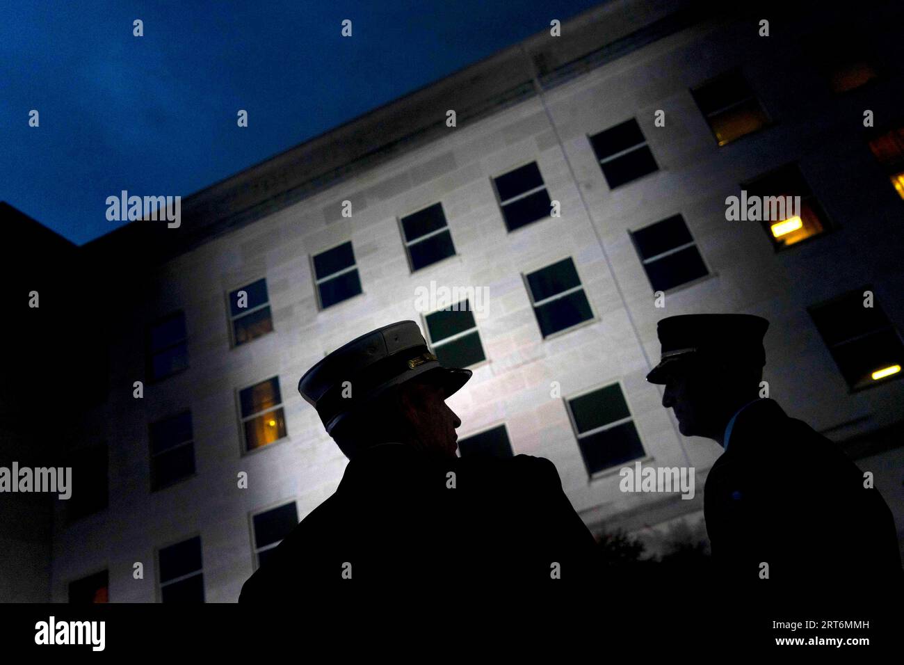 Washington, États-Unis. 11 septembre 2023. Les premiers intervenants regardent avant qu’un drapeau ne se déploie pour marquer le 22e anniversaire de l’attaque terroriste du 11 septembre au Pentagone à Washington, DC, le lundi 11 septembre 2023. Les avions détournés ont tué près de 3 000 personnes sur les sites d'attaque du Pentagone, du World Trade Center de New York et de Shanksville, en Pennsylvanie. Photo Bonnie Cash/UPI crédit : UPI/Alamy Live News Banque D'Images