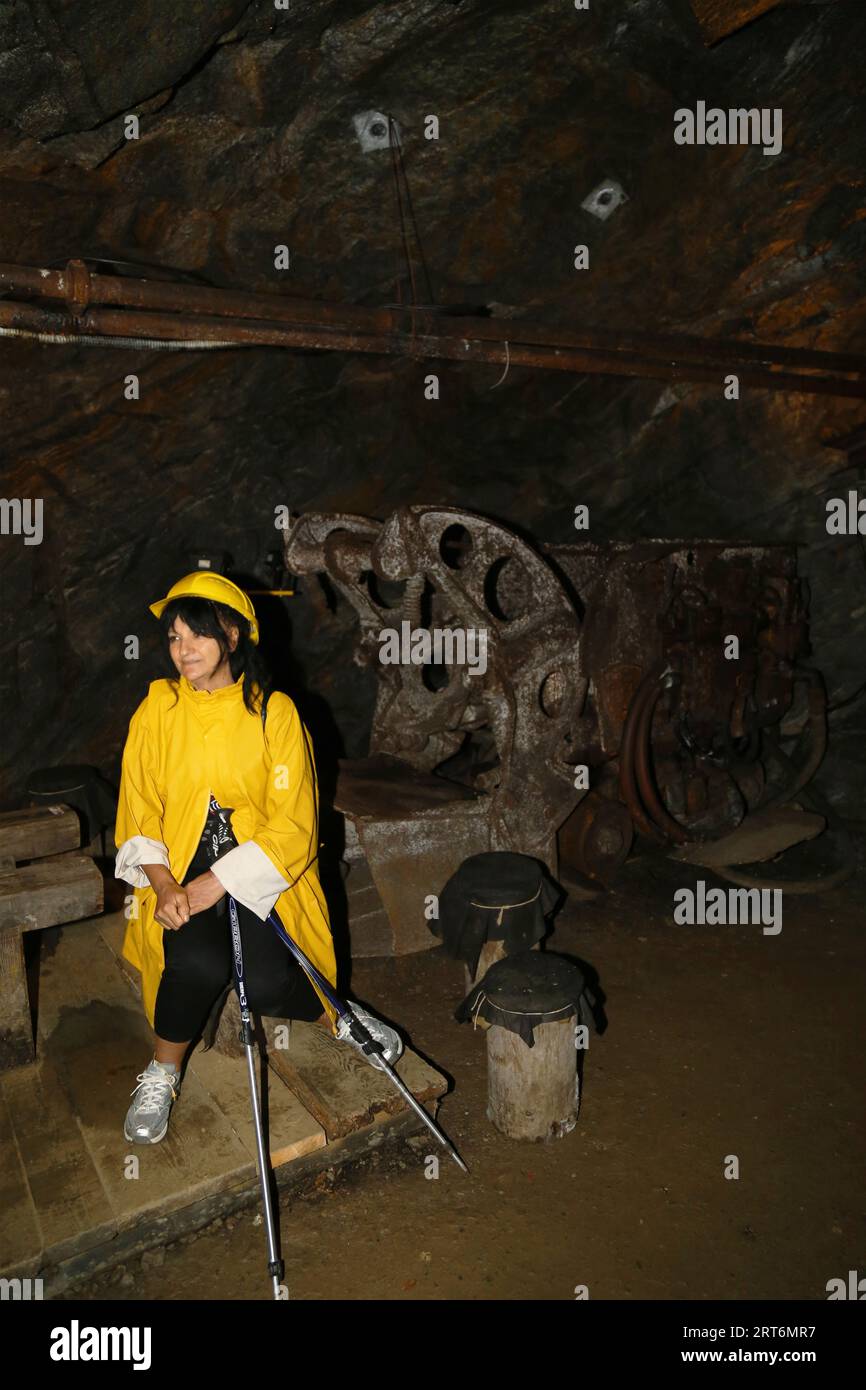 une vieille femme marche à l'intérieur d'une grotte Banque D'Images