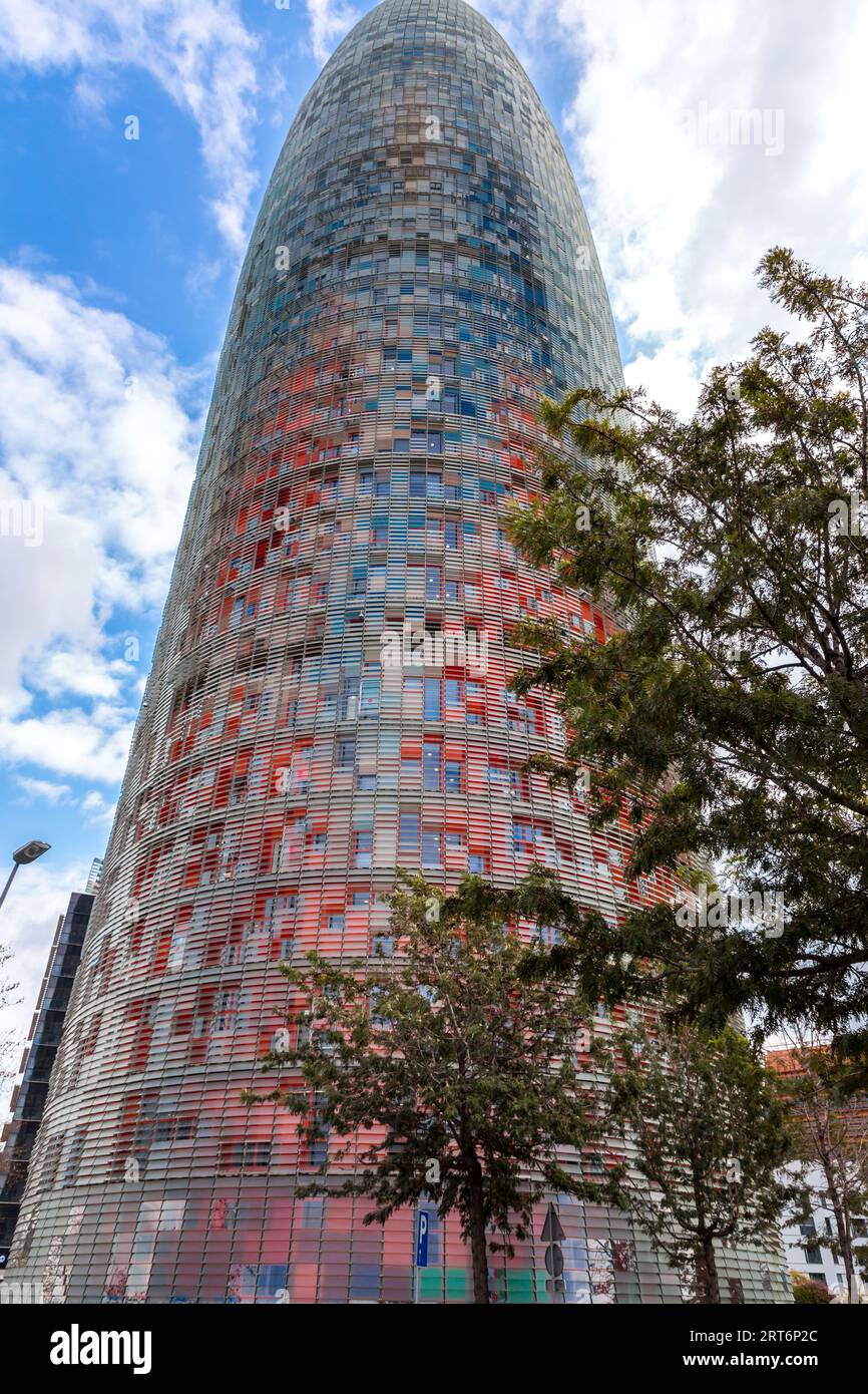 Barcelone, Espagne - 13 février 2022 : la Tour Agbar, d'une hauteur de 144 mètres, a été conçue par Jean nouvel et est un hommage au célèbre architecte Banque D'Images