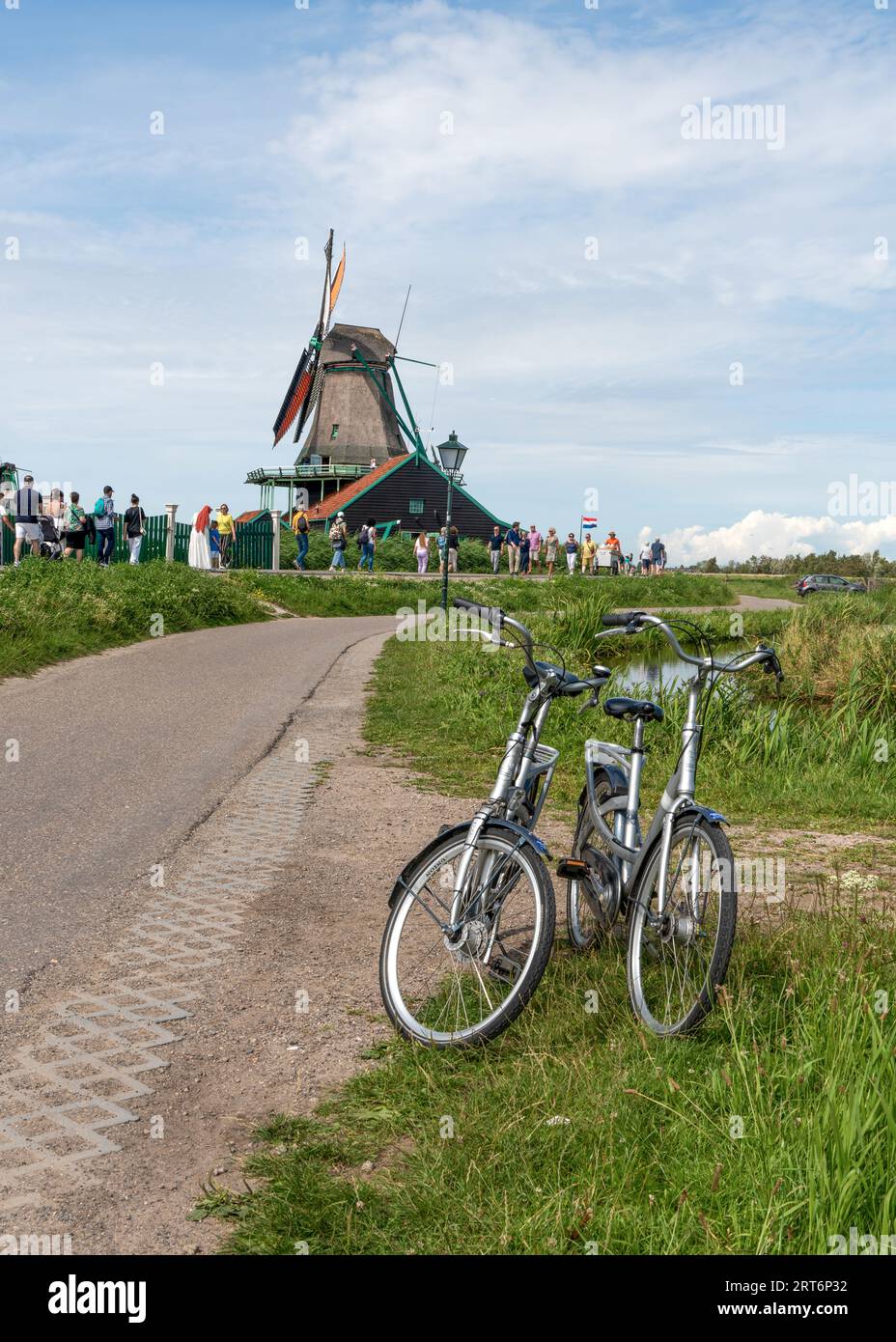 Zaanse Schans, Zaandam, Hollande -18 juillet 2023 : deux vélos stationnés et des moulins à vent en arrière-plan. Banque D'Images