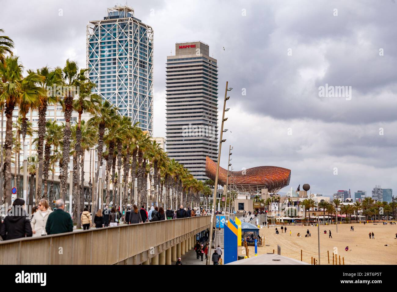 Barcelone, Espagne - 13 FÉVRIER 2022 : la sculpture géante de poissons d'or, El Peix de Frank Gehry, située sur le port Olypmique de Barcelone, Catalogne, Espagne. Banque D'Images