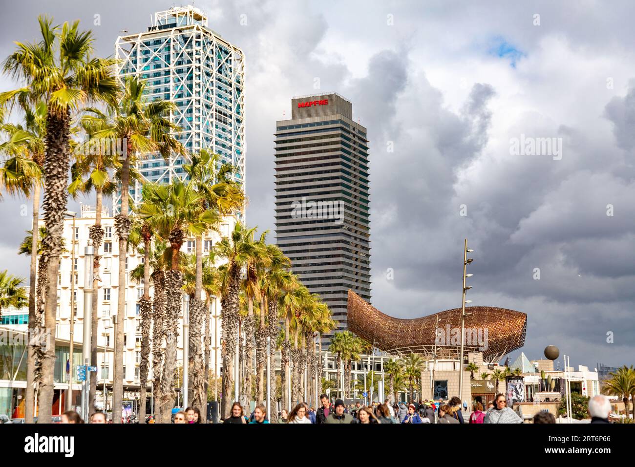 Barcelone, Espagne - 13 FÉVRIER 2022 : la sculpture géante de poissons d'or, El Peix de Frank Gehry, située sur le port Olypmique de Barcelone, Catalogne, Espagne. Banque D'Images