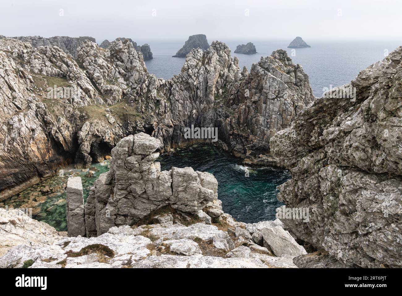 Photo de la côte rocheuse à la Pointe de Penhir sur la péninsule de Crozon, Bretagne, France Banque D'Images