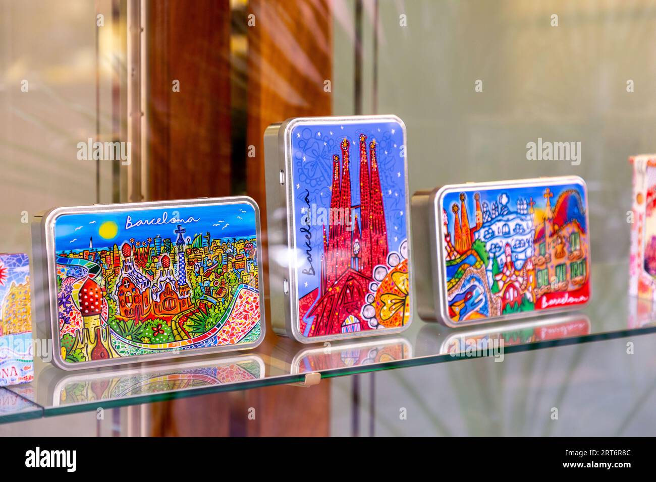 Barcelone, Espagne - 11 FÉVRIER 2022 : souvenirs touristiques vendus dans une boutique de cadeaux à Barcelone, Catalogne, Espagne. Banque D'Images