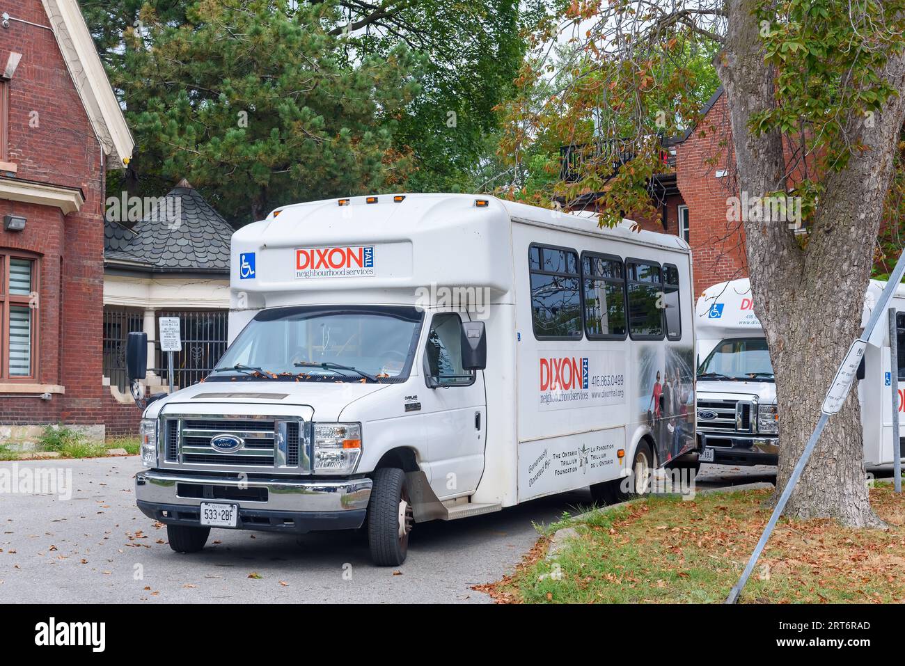 Toronto, Canada, Un camion blanc des Dixon Hall Neighborhood Services. Le véhicule à moteur est garé dans le quartier de la vieille ville. Banque D'Images