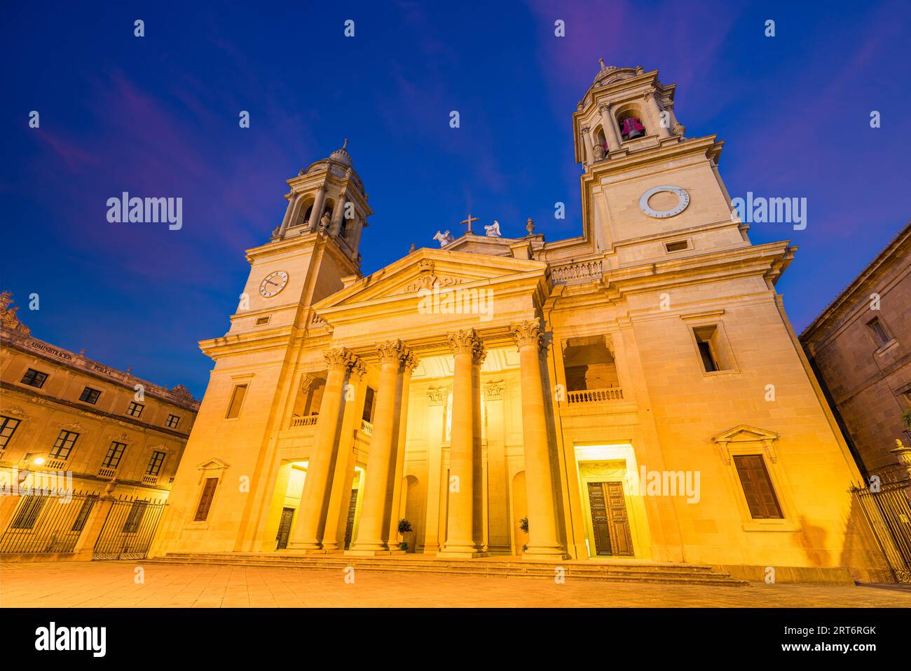 Vue à angle bas de la façade de la cathédrale de Pampelune la nuit située dans le quartier de la vieille ville, Navarre, Espagne Banque D'Images