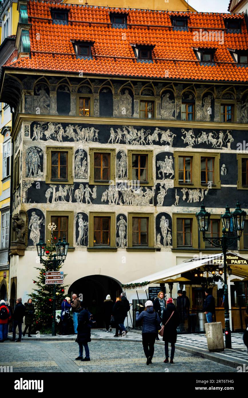 Sgraffito peint 'Maison à la minute' sur la place de la vieille ville, Prague, République tchèque. Banque D'Images