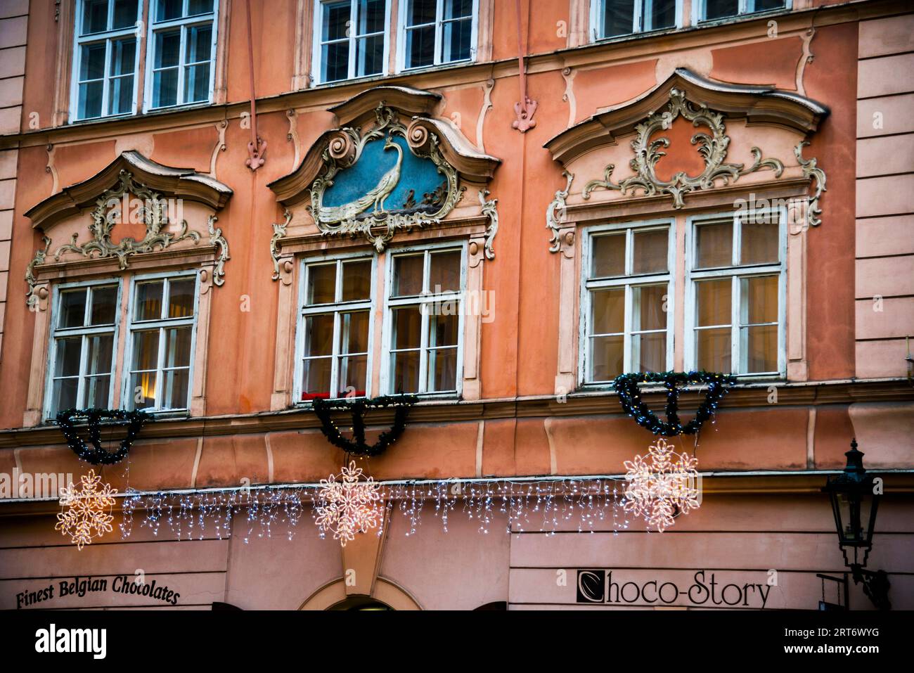 Frontons de fenêtres baroques à Prague, République tchèque. Banque D'Images