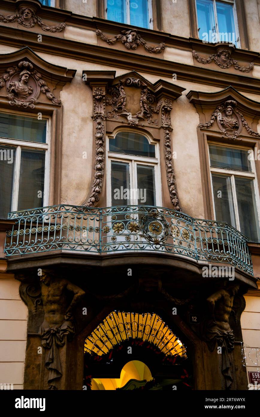 Frontons de fenêtres baroques à Prague, République tchèque. Banque D'Images