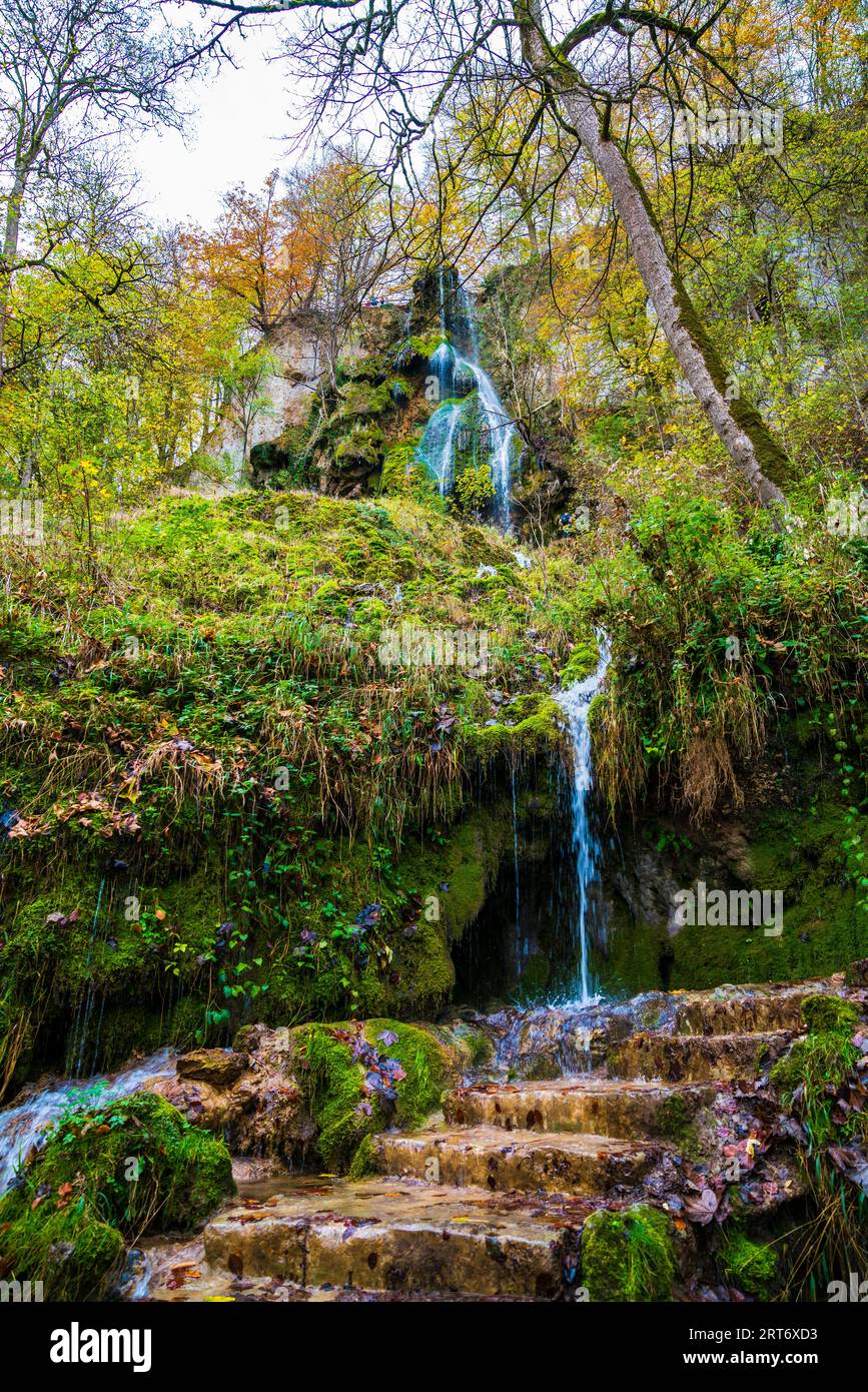 Allemagne, couleurs de la forêt d'automne arbres nature paysage Bad urach chute d'eau destination sur la réserve naturelle souabe alb Banque D'Images