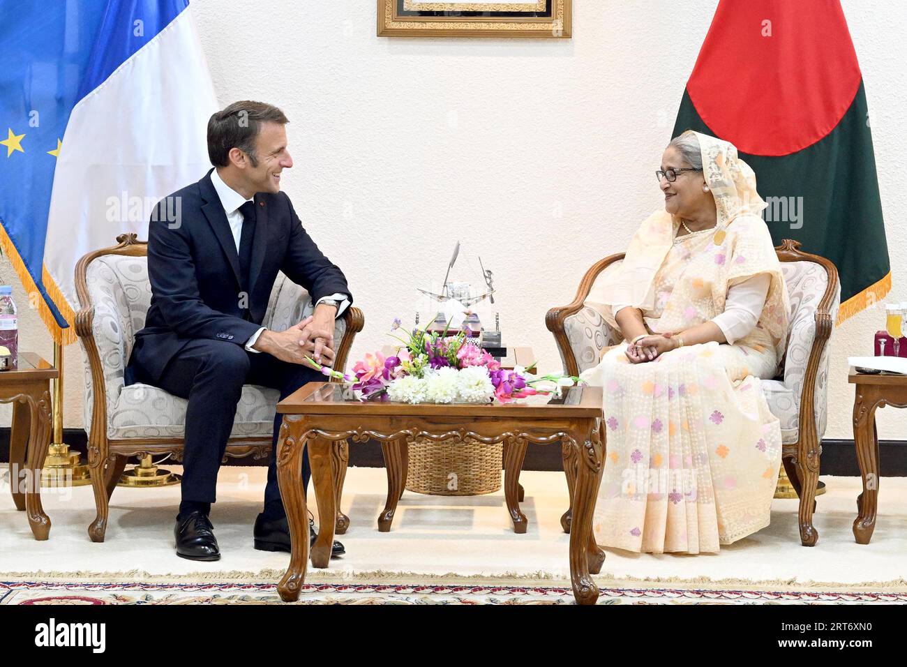 Dhaka, Bangladesh - 11 septembre 2023 : le président français Emmanuel Macron et le premier ministre Sheikh Hasina ont tenu une réunion privée au Premier ministre Minis Banque D'Images