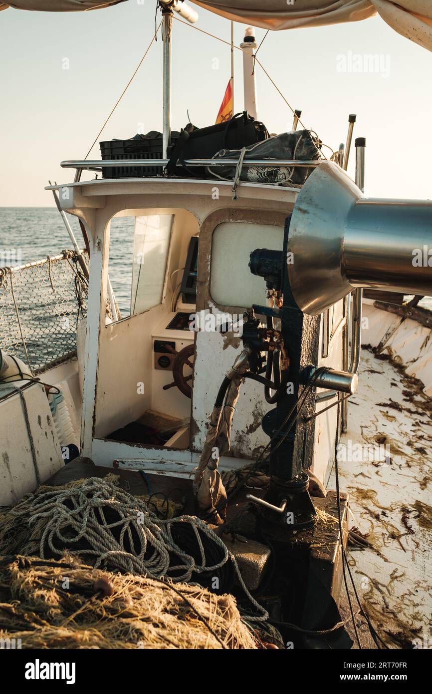 Cabine de capitaine sur le pont sale avec des restes de poissons et de matériel de pêche sur chalutier flottant en pleine mer à Soller près des îles Baléares de Majorque Banque D'Images
