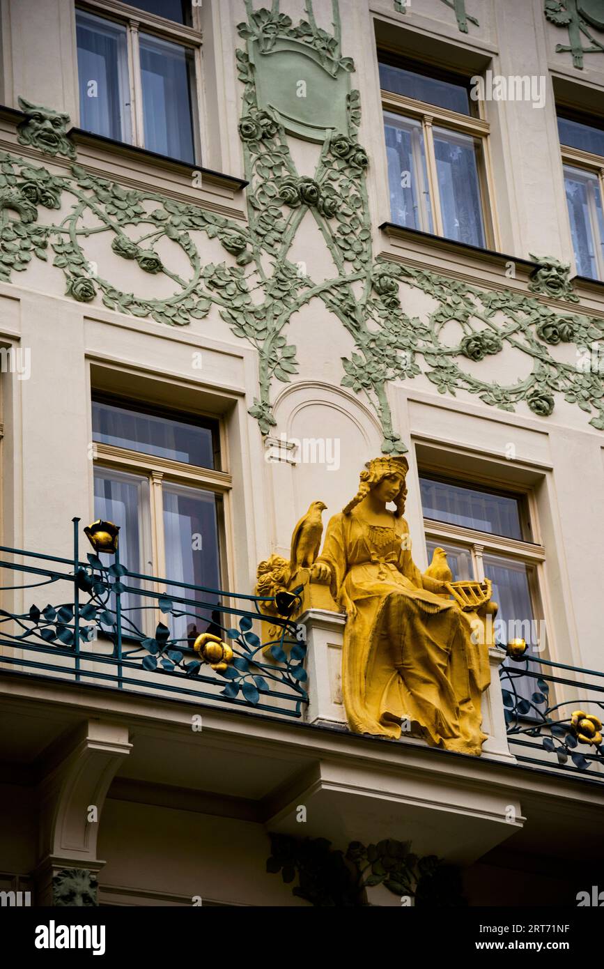 Couleurs terreuses d'une façade Art Nouveau avec sculpture Princesse Libuse au coeur de Prague, République tchèque, une figure littéraire sage médiévale. Banque D'Images