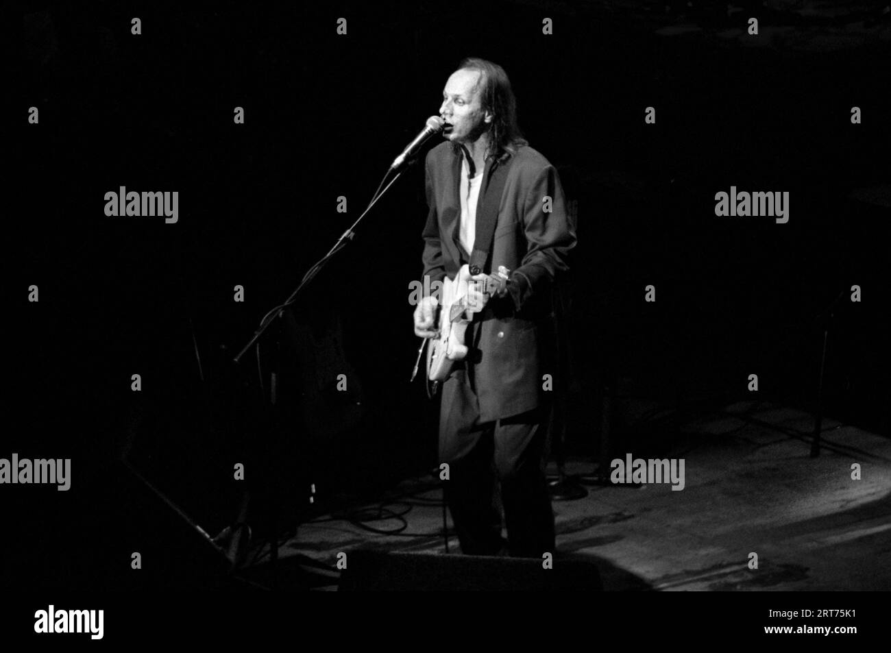 Milan Italie 1995-05-02 : Adrian Belew guitariste de King Crimson en concert au théâtre Smeraldo Banque D'Images