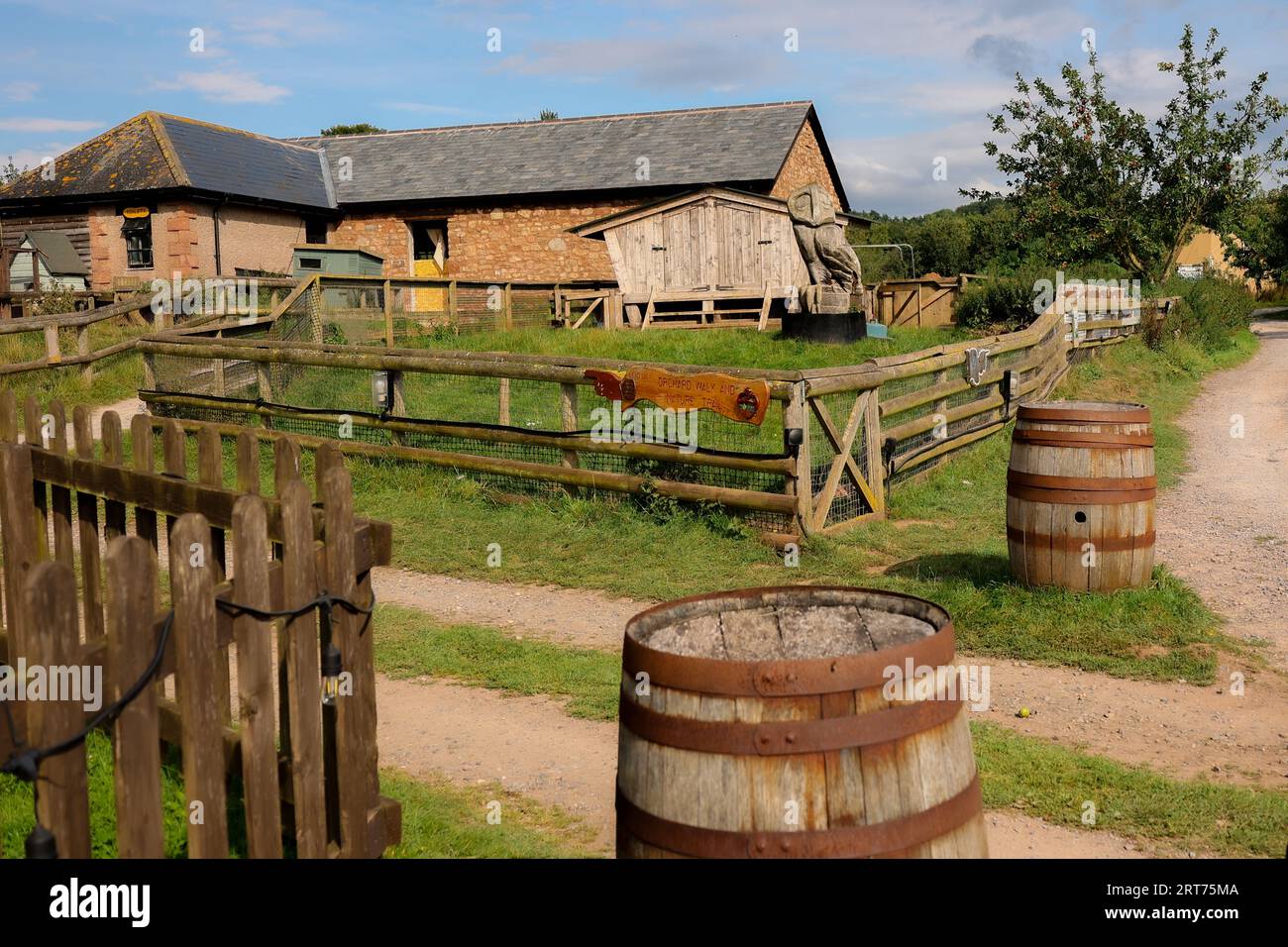Un tonneau à la ferme de pommes où la boisson de cidre est stockée Banque D'Images