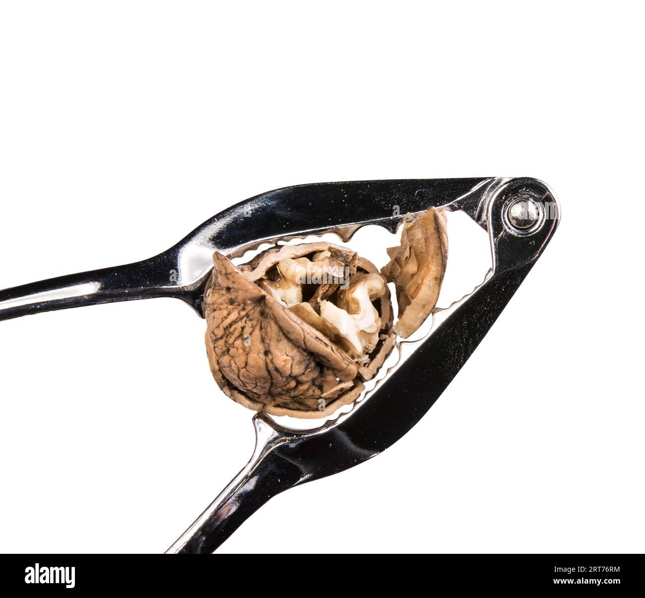 une noix craquelée avec un casse-noix sur un fond transparent Banque D'Images