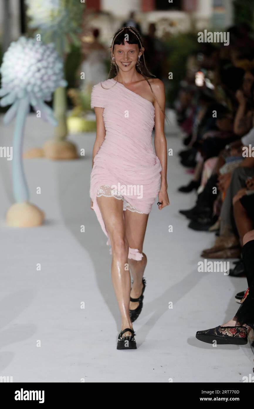 New York, États-Unis. 08 septembre 2023. Mannequin Delilah Koch marche sur la piste au défilé de mode Collina Strada pendant le défilé de mode printemps été 2024 Collections Fashion Show à New York Fashion week à New York, NY le 8 2023 septembre. (Photo de Jonas Gustavsson/Sipa USA) crédit : SIPA USA/Alamy Live News Banque D'Images