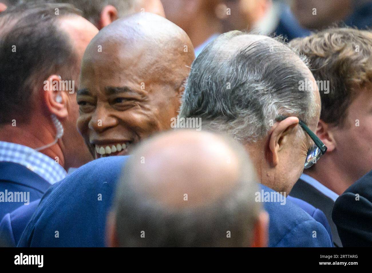 New York, États-Unis. 11 septembre 2023. Le maire de New York, Eric Adams (à gauche) rit en accueillant Rudy Giuliani, ancien maire de New York et avocat personnel de Donald Trump, alors qu'ils arrivent au National September 11 Memorial dans le centre de Manhattan pour les cérémonies de commémoration du 22e anniversaire des attentats du 11 septembre. Crédit : Enrique Shore/Alamy Live News Banque D'Images