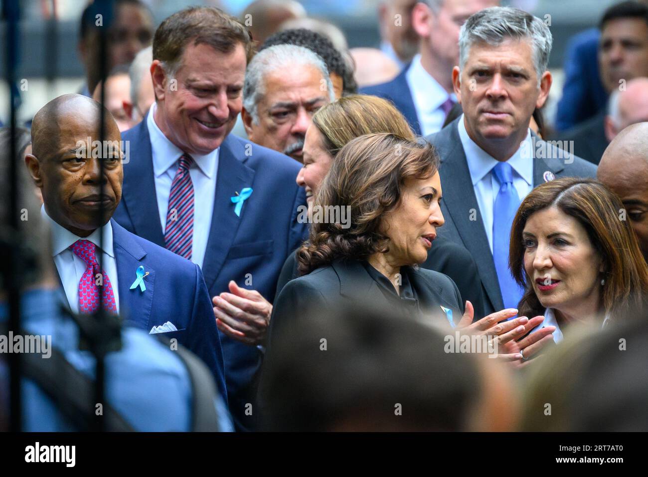 New York, États-Unis. 11 septembre 2023. (G-D) : le maire de New York Eric Adams, l'ancien maire de New York Bill de Blasio, la vice-présidente des États-Unis Kamala Harris et la gouverneure de l'État de New York Kathy Hochul au National September 11 Memorial dans le centre de Manhattan lors des cérémonies de commémoration du 22e anniversaire des attentats du 11 septembre. Crédit : Enrique Shore/Alamy Live News Banque D'Images