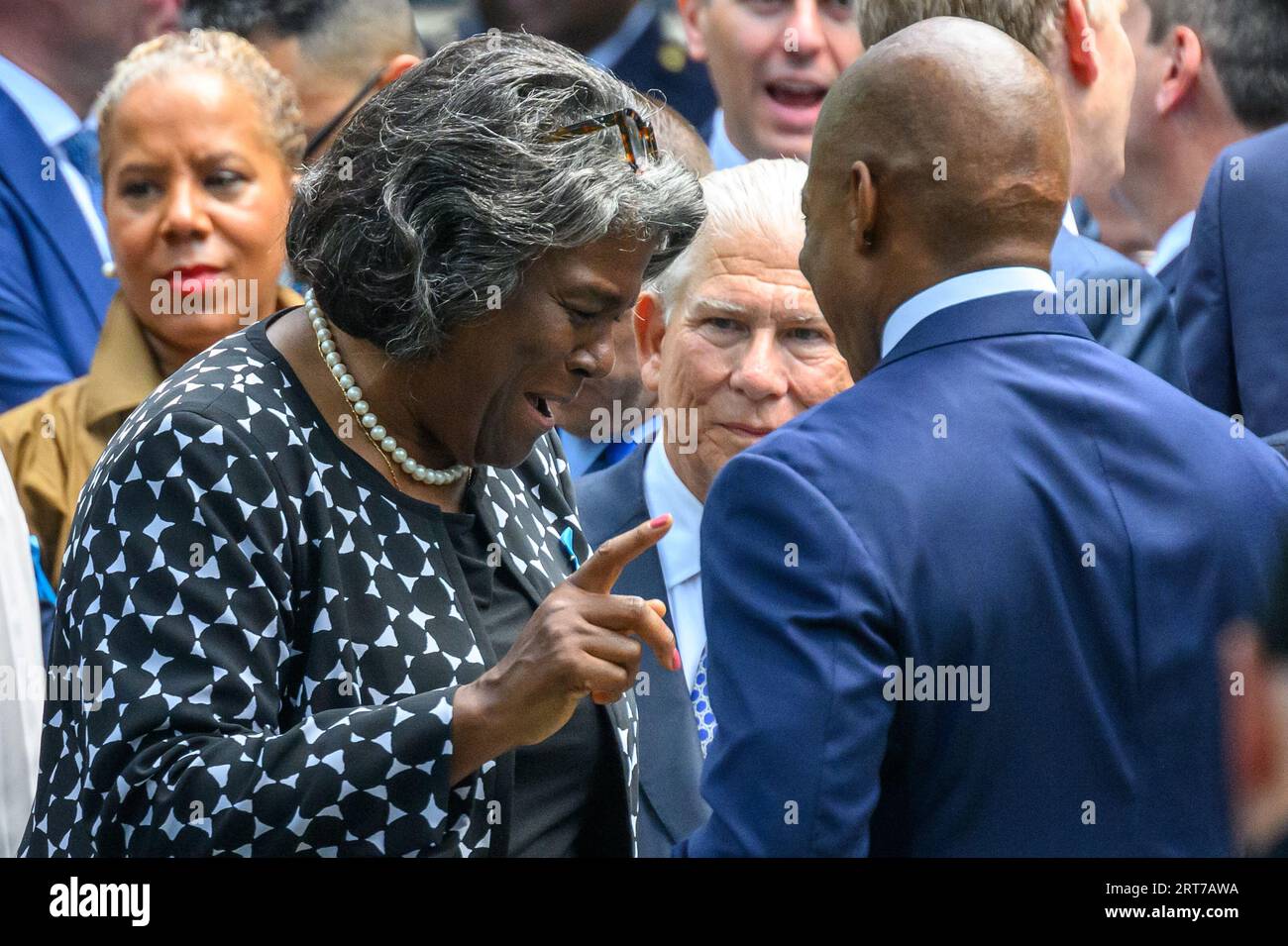 New York, États-Unis. 11 septembre 2023. Linda Thomas-Greenfield (à gauche), ambassadrice des États-Unis auprès des Nations Unies, s’entretient avec Eric Adams, maire de New York, alors qu’ils arrivent au National September 11 Memorial dans le centre-ville de Manhattan pour les cérémonies de commémoration du 22e anniversaire des attentats du 11 septembre. Crédit : Enrique Shore/Alamy Live News Banque D'Images