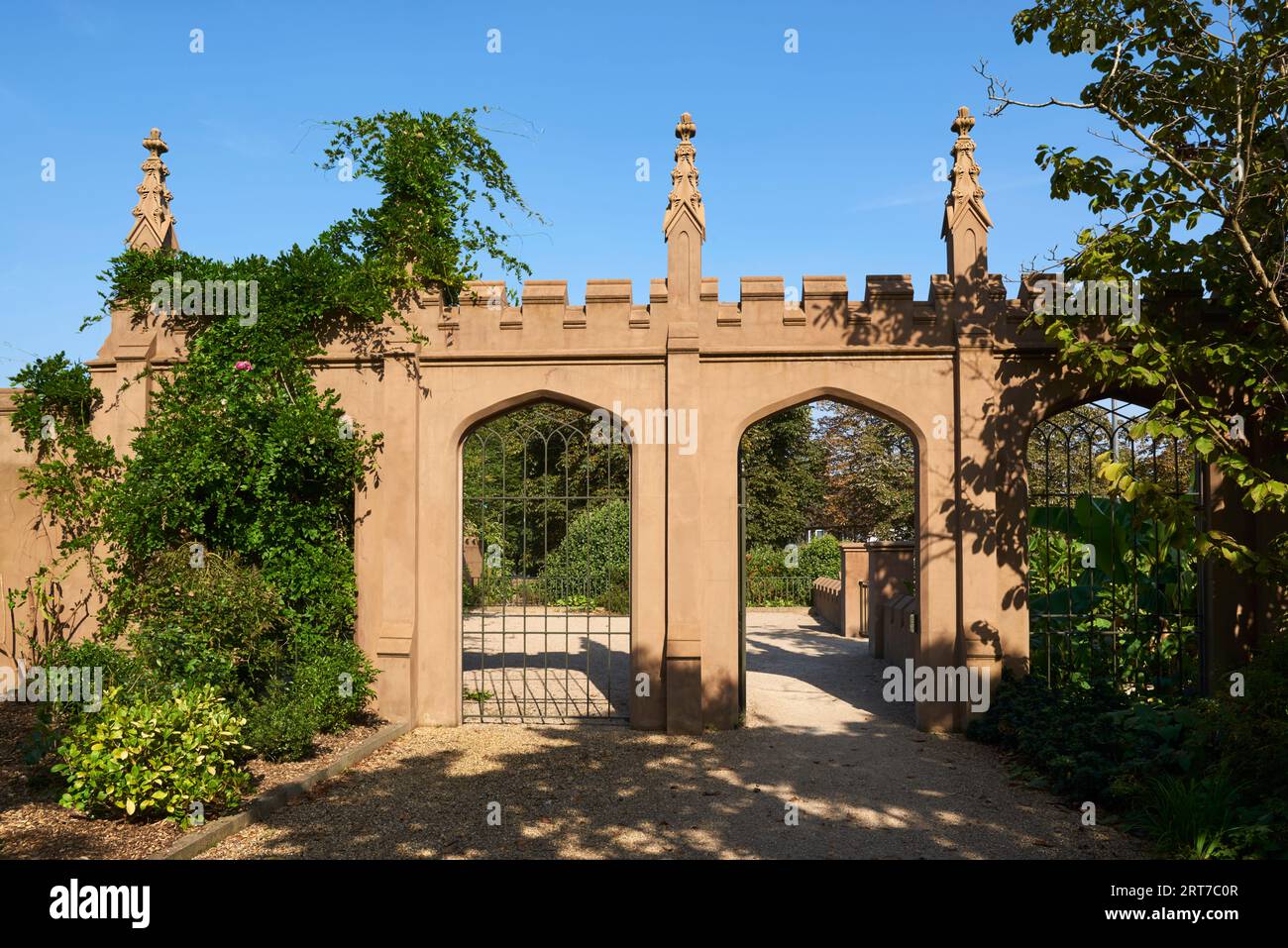 Arches gothiques dans les jardins de la Princesse Amelia's Bath House sur le côté est de Gunnersbury Park, Londres Royaume-Uni Banque D'Images