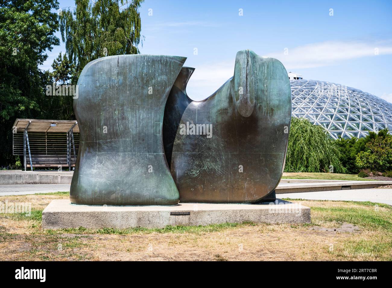 'Knife Edge Two Piece 1962-65', sculpture abstraite en bronze de Henry Moore installée au parc Queen Elizabeth, Vancouver, C.-B., Canada. Banque D'Images