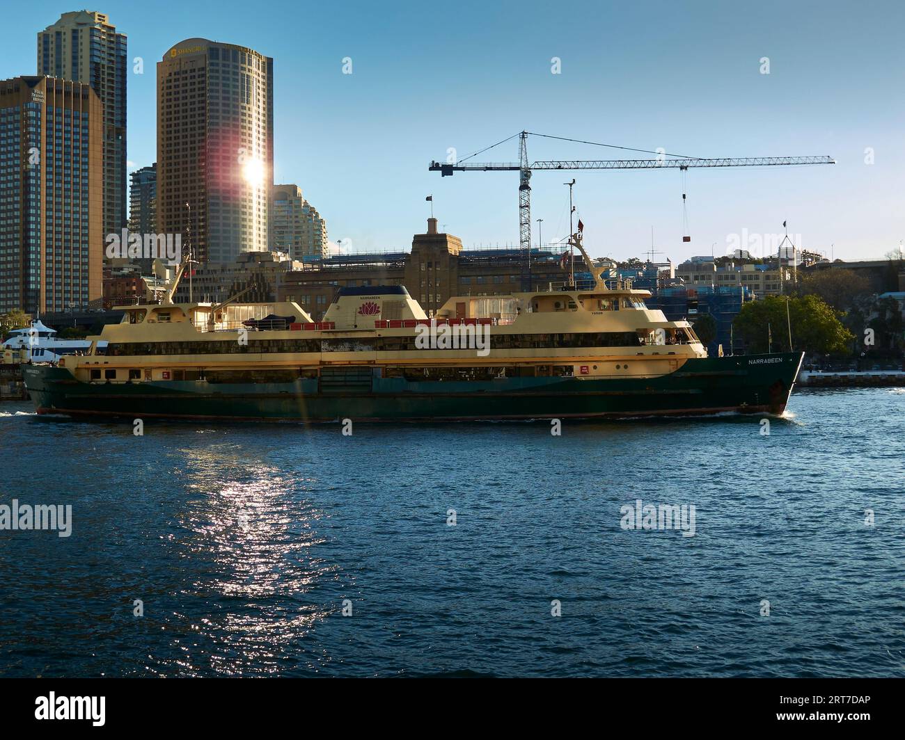Le MV NARRABEEN quitte le Ferry Wharf à Circular Quay pour Manly tôt le matin. Sydney, Nouvelle-Galles du Sud, Australie. Banque D'Images